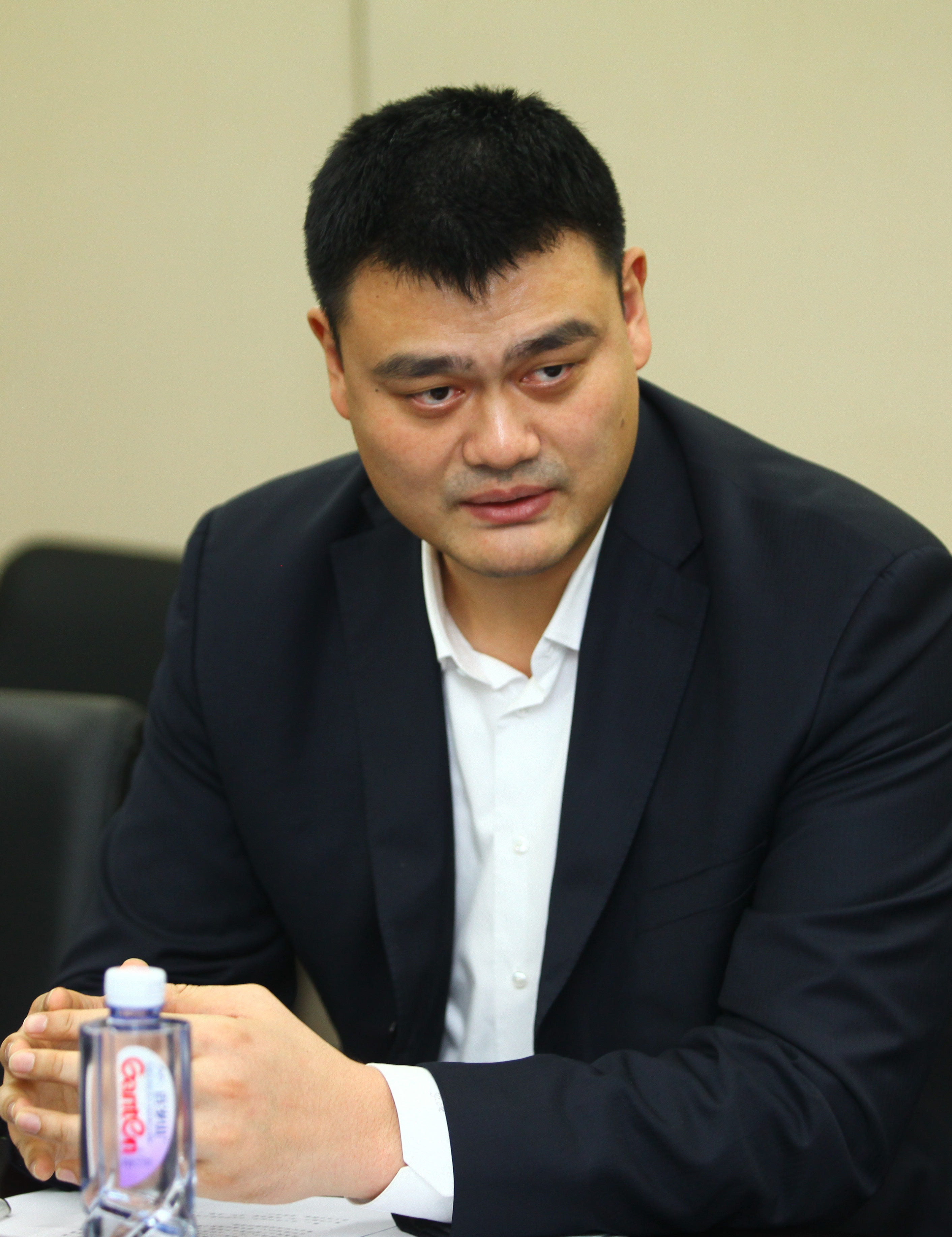 在与巴林的