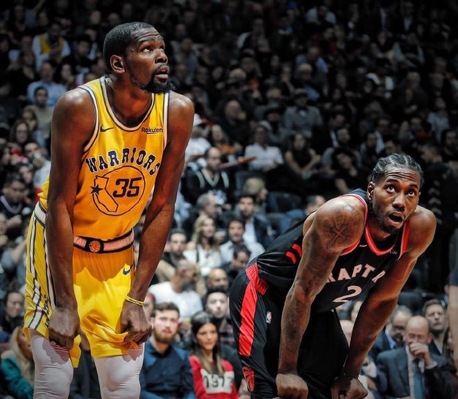 她不再站在 她不再站在